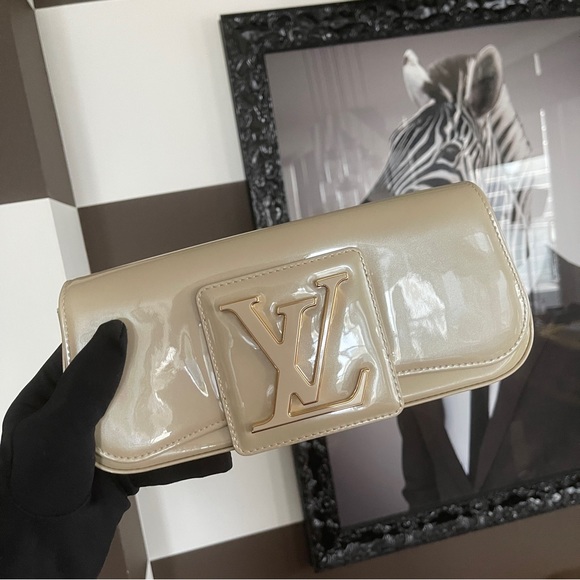 Louis Vuitton Blanc Corail Sobe Patent Leather Clutch - Picture 4 of 11